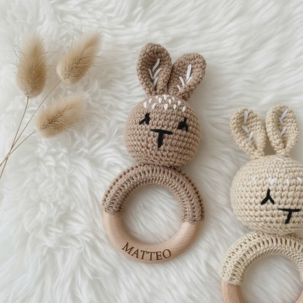 Baby Rassel personalisiert & gehäkelt | Greifling | Hasen modern.