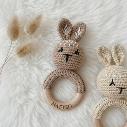 Baby Rassel personalisiert & gehäkelt | Greifling | Hasen modern.