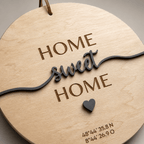 Richtfest Geschenk Türschild mit Koordinaten aus Holz – Seitenansicht des Schilds