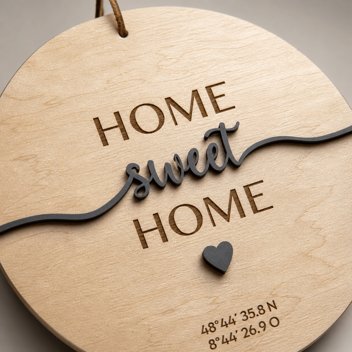 Richtfest Geschenk Türschild mit Koordinaten aus Holz – Seitenansicht des Schilds