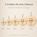 Richtfest Geschenk Türschild mit Koordinaten aus Holz – Größenvergleich in der Hand