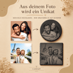 Schiefer Untersetzer mit Foto personalisiert – Größenvergleich in der Hand