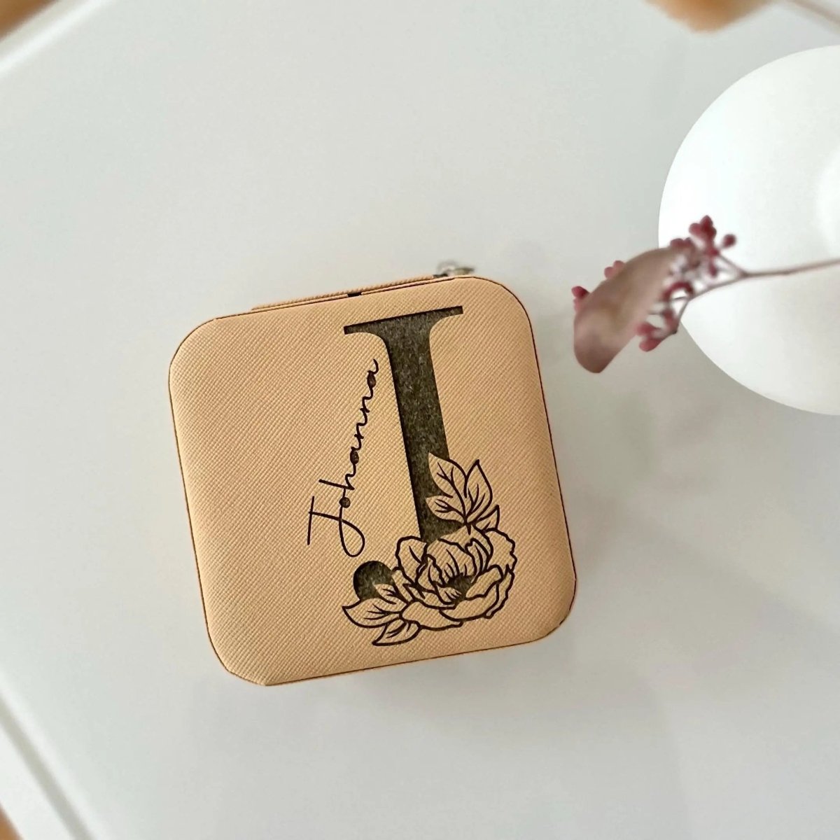 Schmuckbox Monogramm aus Kunstleder personalisiert – Geöffnete Ansicht des Innenraums