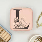 Schmuckbox Monogramm aus Kunstleder personalisiert – Detailaufnahme der Namensgravur