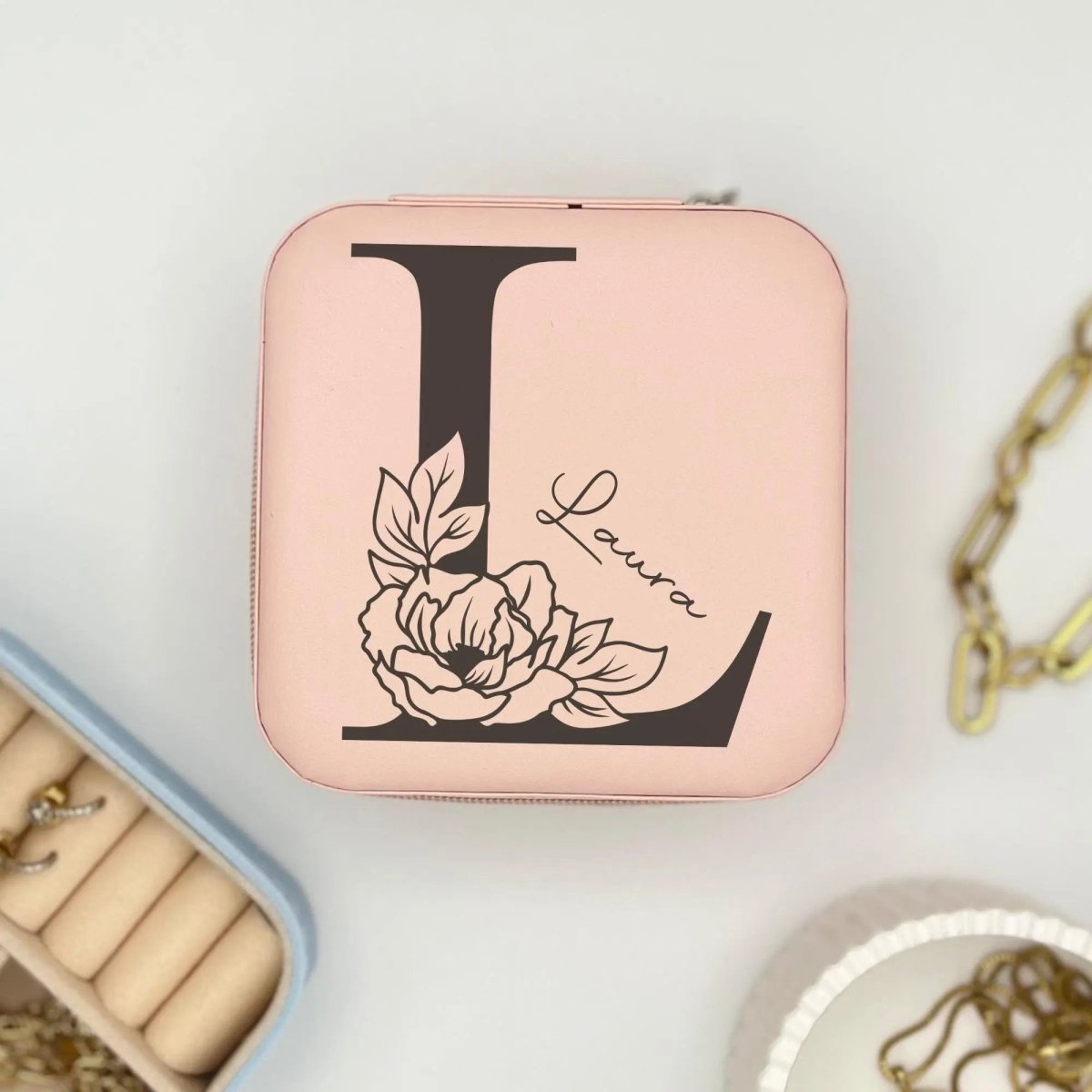 Schmuckbox Monogramm aus Kunstleder personalisiert – Detailaufnahme der Namensgravur