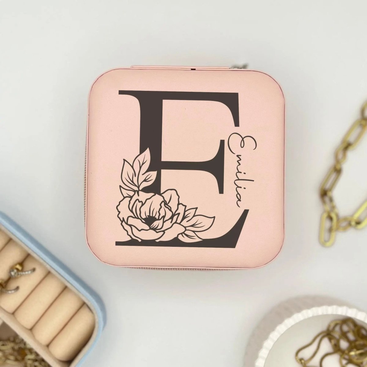 Schmuckbox Monogramm aus Kunstleder personalisiert – Seitenansicht der Box
