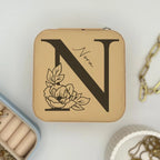 Schmuckbox Monogramm aus Kunstleder personalisiert – Detailaufnahme des Verschlusses