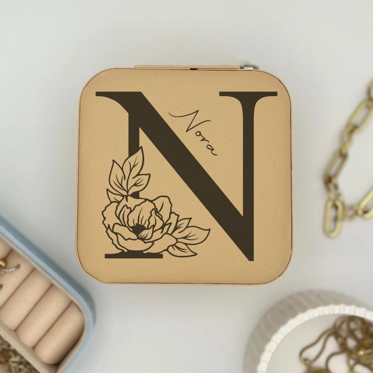 Schmuckbox Monogramm aus Kunstleder personalisiert – Detailaufnahme des Verschlusses