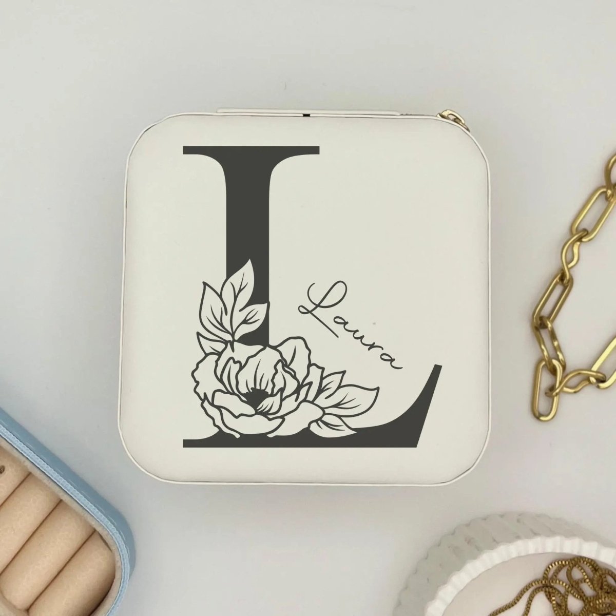Schmuckbox Monogramm aus Kunstleder personalisiert – Größenvergleich in der Hand