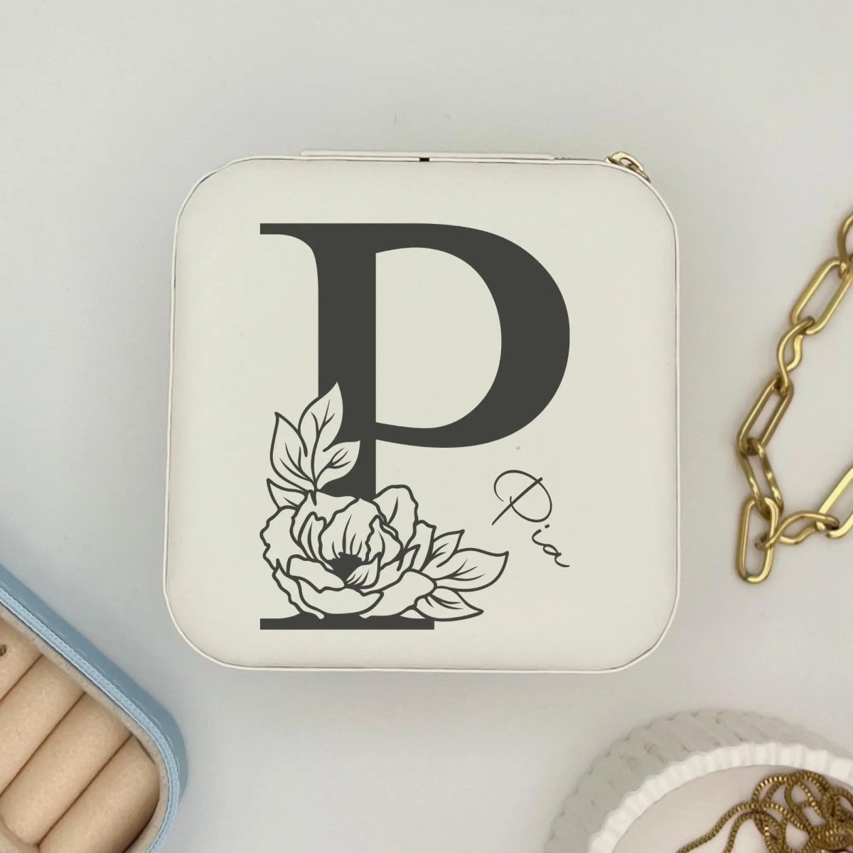 Schmuckbox Monogramm aus Kunstleder personalisiert – In der Geschenkverpackung