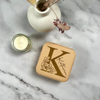 Schmuckbox Monogramm aus Kunstleder personalisiert – Frontalansicht mit Monogramm-Gravur
