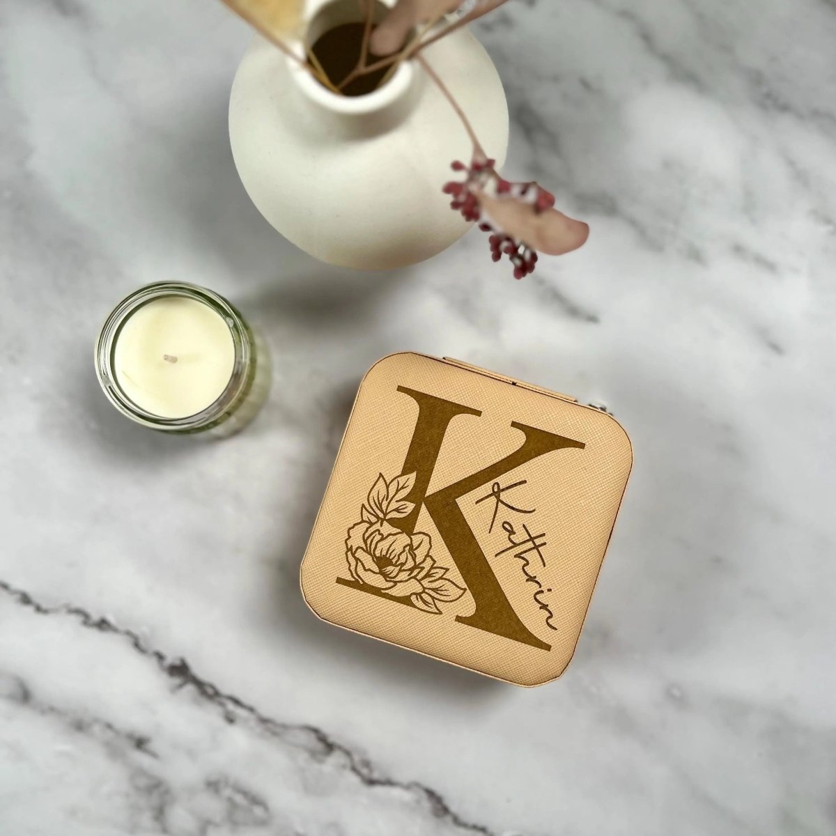 Schmuckbox Monogramm aus Kunstleder personalisiert – Frontalansicht mit Monogramm-Gravur