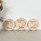 Schultütenanhänger aus Holz personalisiert – An der Schultüte befestigt