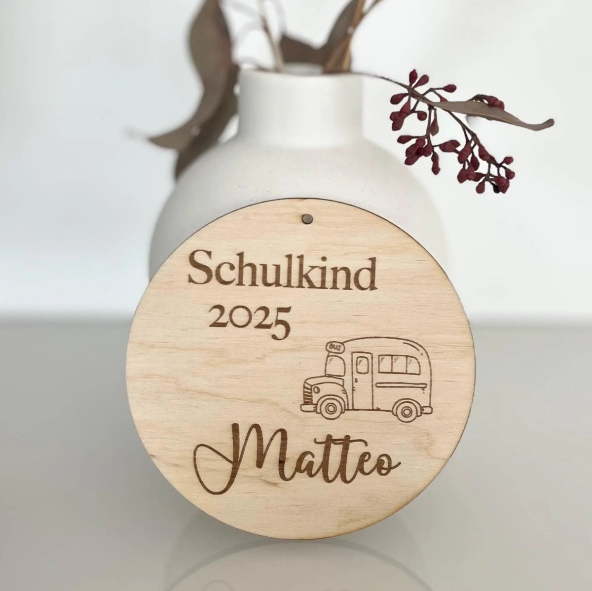 Schultütenanhänger aus Holz personalisiert – Detailaufnahme der Gravur