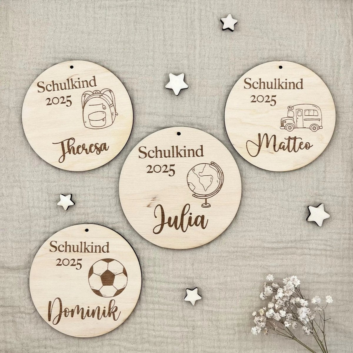 Schultütenanhänger aus Holz personalisiert | Einschulung mit Name & Motiv - LaserArt Germany