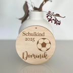 Schultütenanhänger aus Holz personalisiert – Frontalansicht mit graviertem Namen