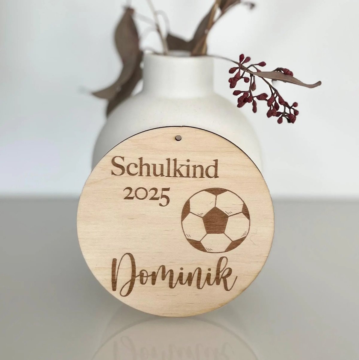 Schultütenanhänger aus Holz personalisiert – Frontalansicht mit graviertem Namen