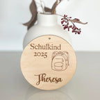Schultütenanhänger aus Holz personalisiert – Nahaufnahme der Holzmaserung