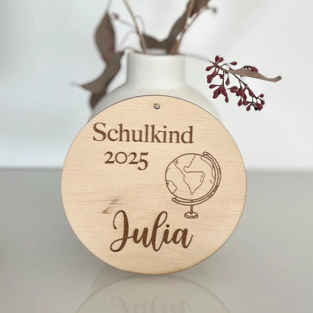 Schultütenanhänger aus Holz personalisiert – Größenvergleich in der Hand