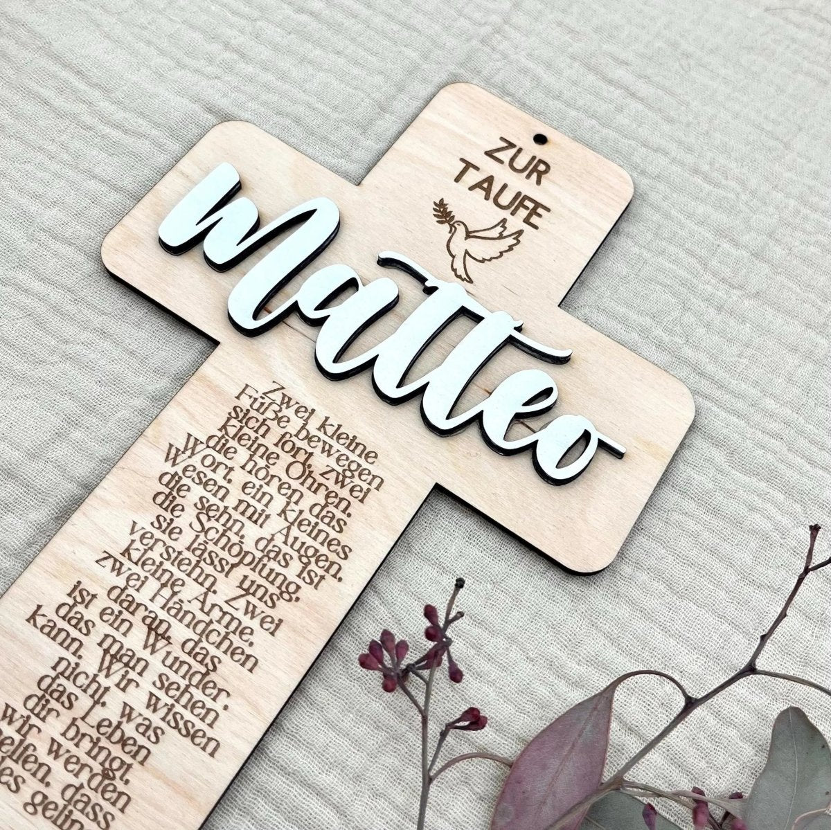 Taufkreuz aus Holz personalisiert – Geschenk zur Taufe, Geburt & Erinnerung - LaserArt Germany