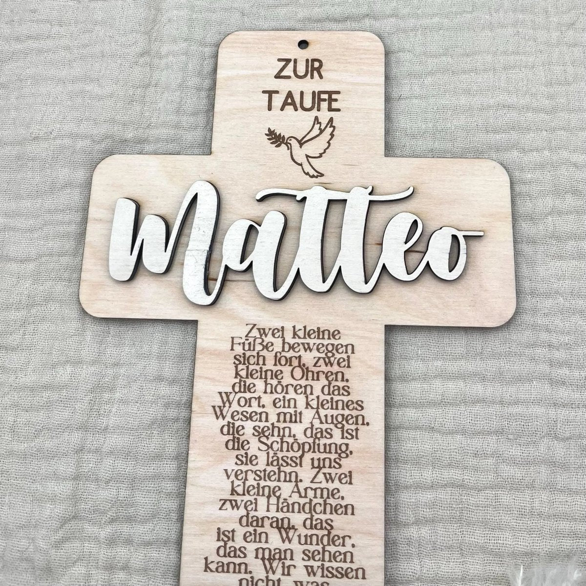Taufkreuz aus Holz personalisiert – Geschenk zur Taufe, Geburt & Erinnerung - LaserArt Germany