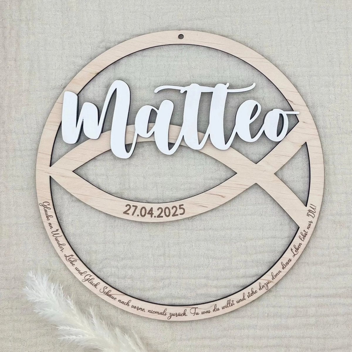Taufschild Fischsymbol aus Holz personalisiert – Rückseite des Schilds