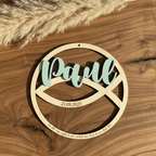 Taufschild Fischsymbol aus Holz personalisiert – Frontalansicht mit Taufdatum graviert