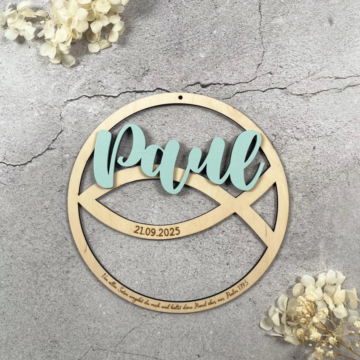 Taufschild Fischsymbol aus Holz personalisiert – Größenvergleich in der Hand