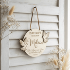 Taufgeschenk Holzschild mit Taufdatum graviert – Aufhängeoption im Detail