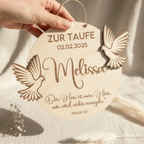 Taufgeschenk Holzschild mit Taufdatum graviert – Nahaufnahme der Holzmaserung