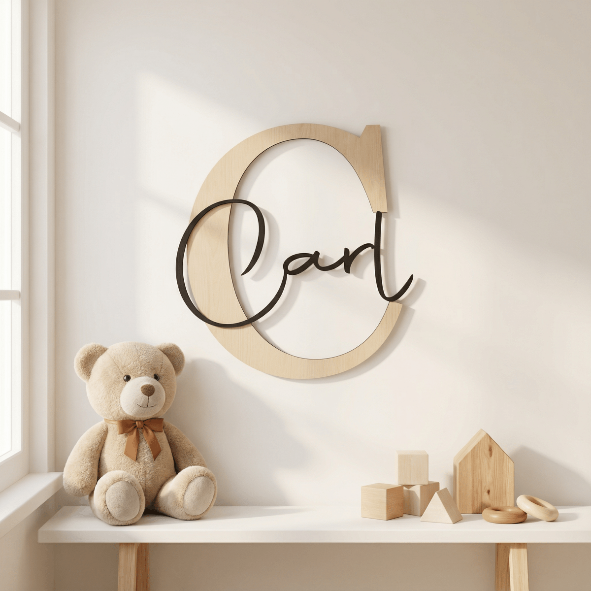 Türschild Kinderzimmer aus Naturholz mit Buchstabe C und Name Carl