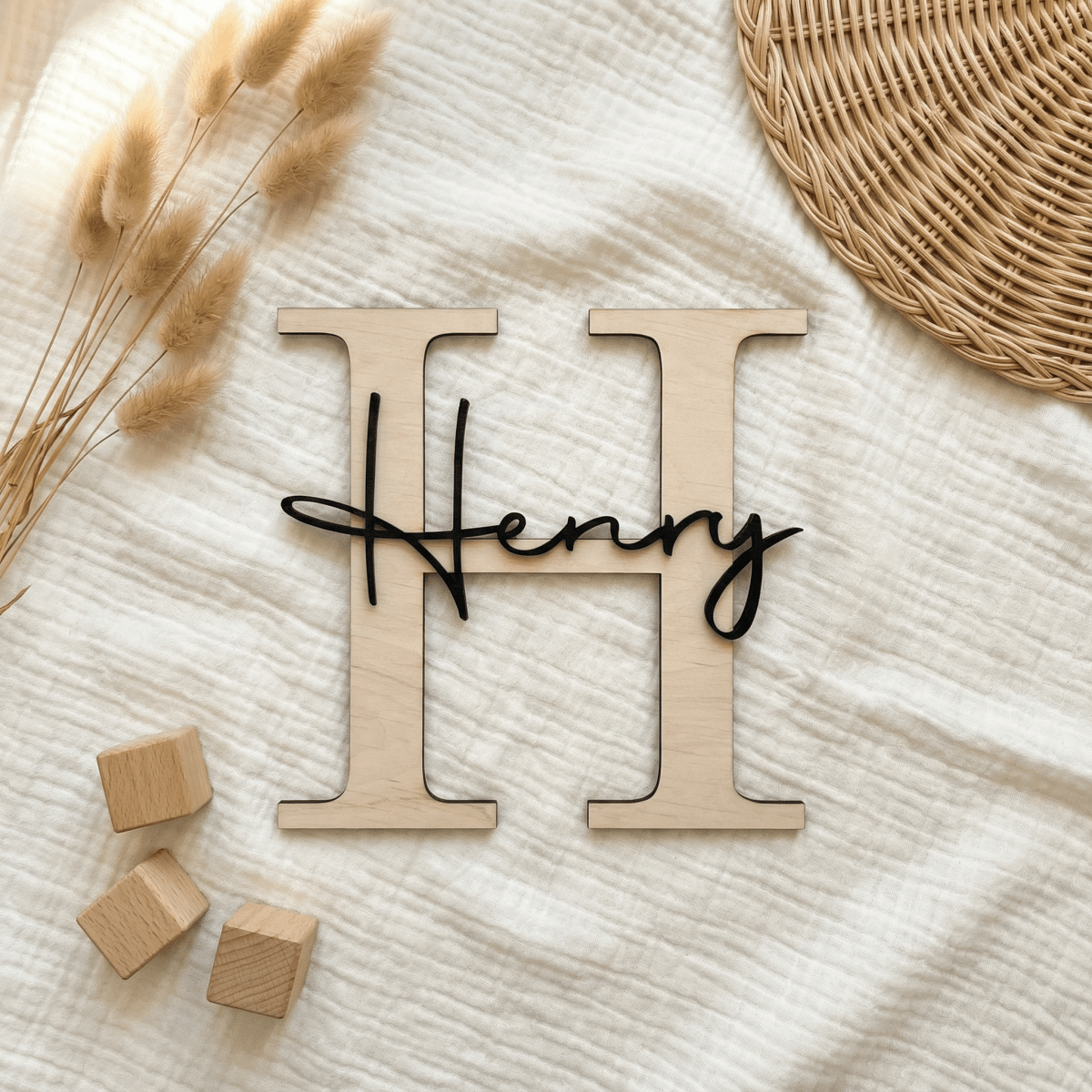 Namensschild Kinderzimmer mit Buchstabe H und Name Henry auf heller Decke