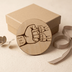 Vatertagsgeschenk Papa & Kids aus Holz Hand in Hand – Nahaufnahme der Holzmaserung