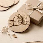 Vatertagsgeschenk Papa & Kids aus Holz Hand in Hand – In der Geschenkverpackung