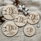 Vatertagsgeschenk Papa & Kids aus Holz Hand in Hand – Größenvergleich in der Hand