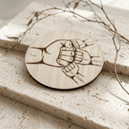 Vatertagsgeschenk Papa & Kids aus Holz Hand in Hand – Detailaufnahme der Handsilhouetten