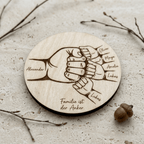 Vatertagsgeschenk Papa & Kids aus Holz Hand in Hand – Draufsicht auf das Motiv