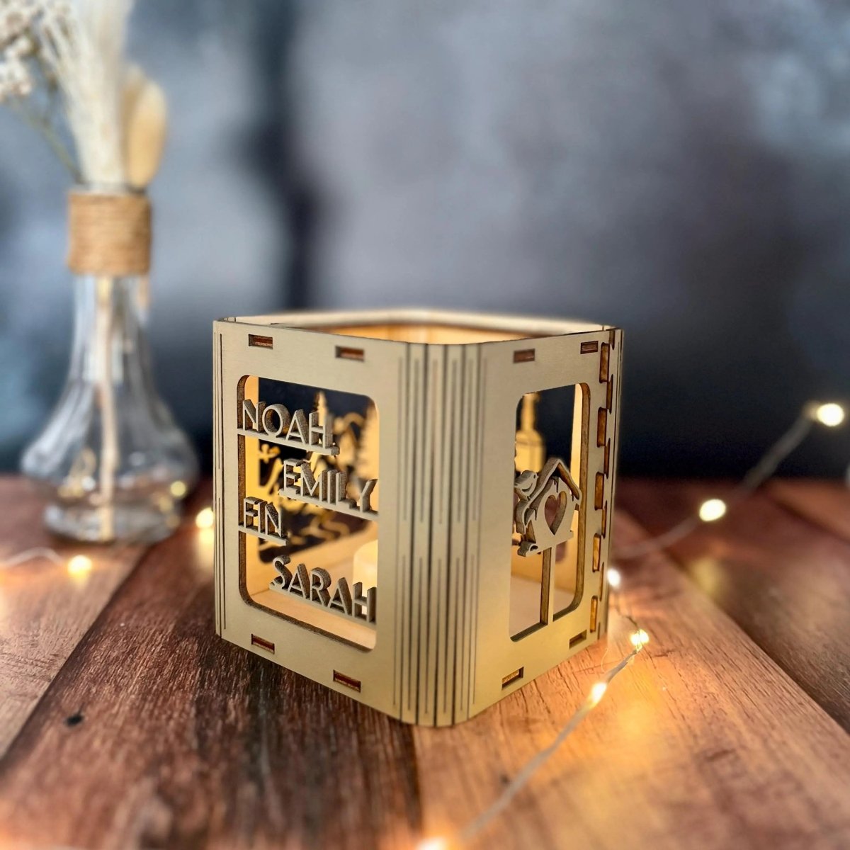 Windlicht aus Holz personalisiert zu Weihnachten – Frontalansicht beleuchtet