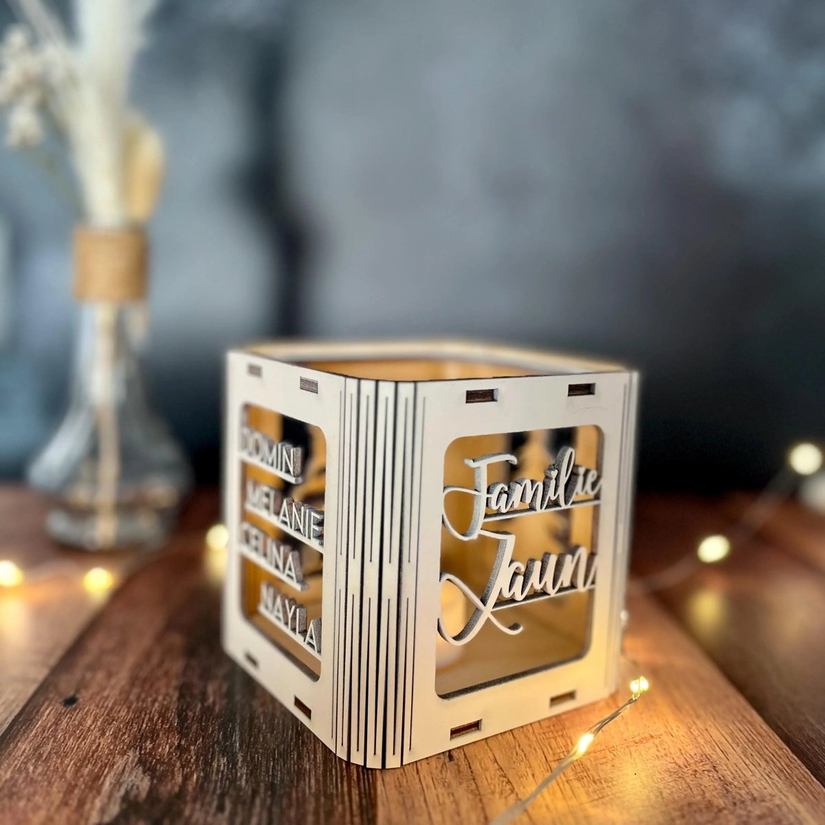 Windlicht aus Holz personalisiert zu Weihnachten – Detailaufnahme der Gravur