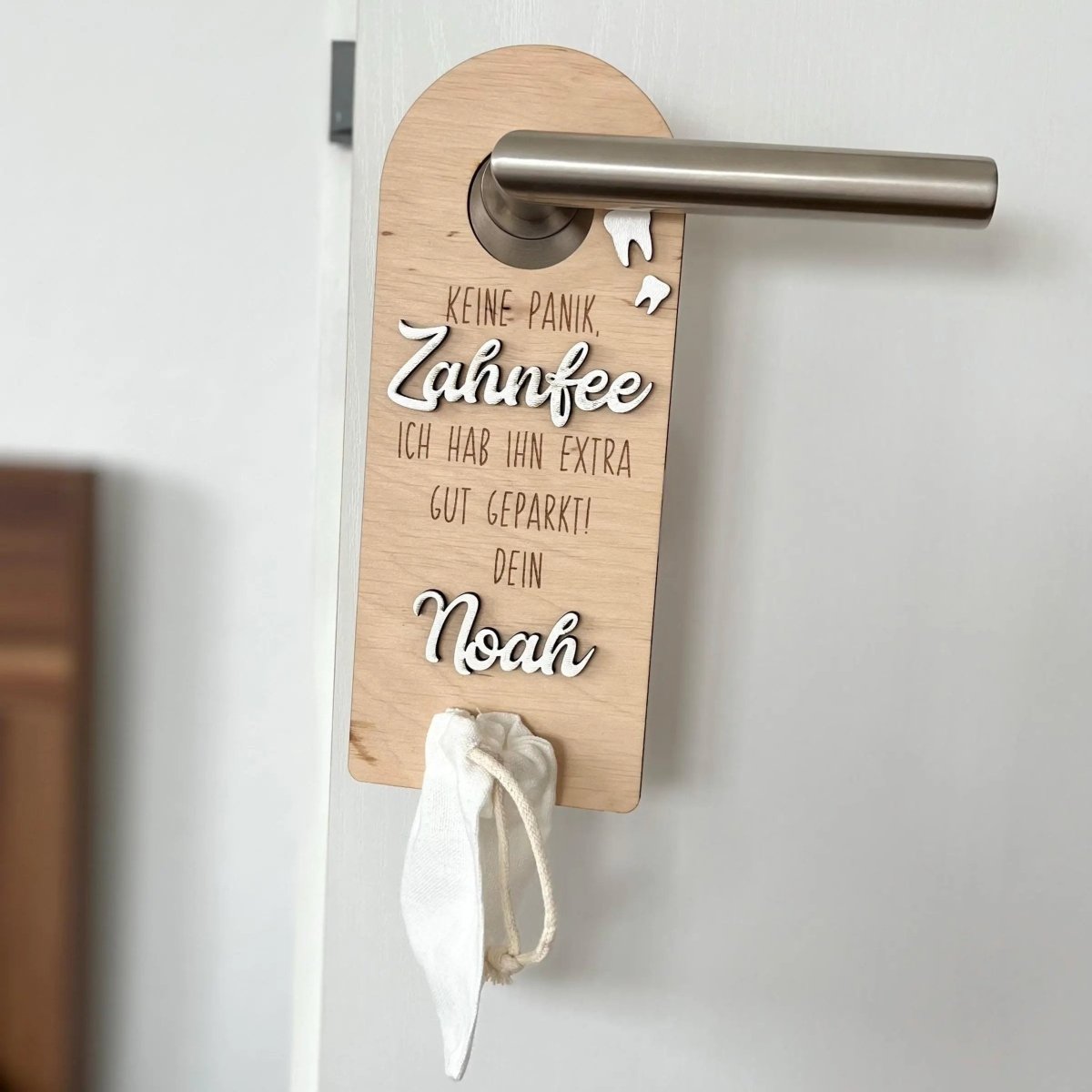 Zahnfee Türhänger erster Zahn aus Holz personalisiert – Anwendungsbeispiel an der Kinderzimmertür