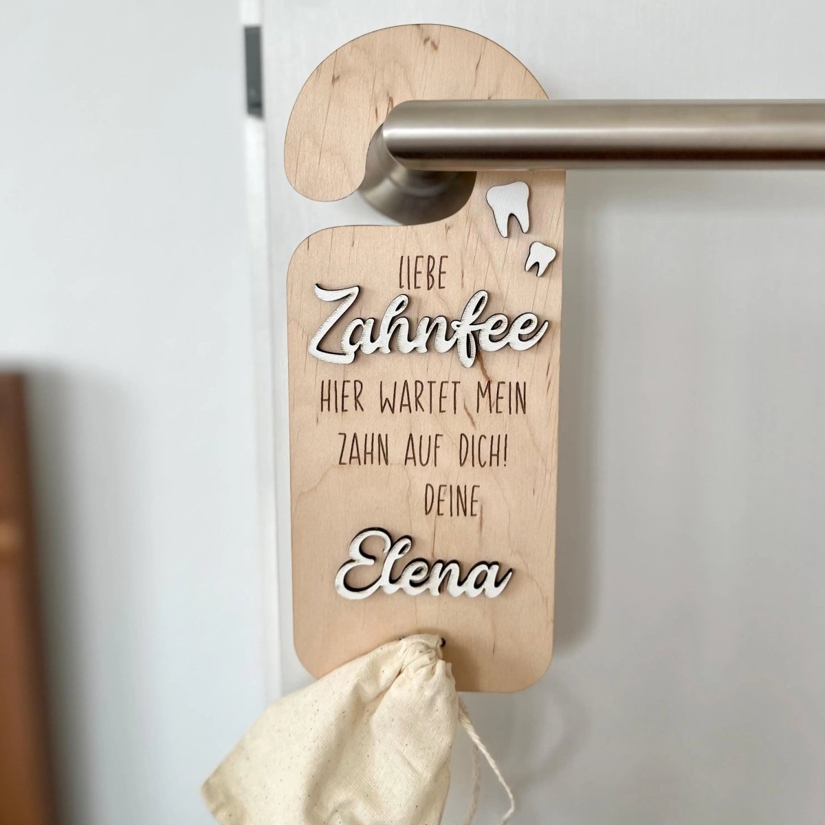 Zahnfee Türhänger erster Zahn aus Holz personalisiert – Nahaufnahme der Holzmaserung